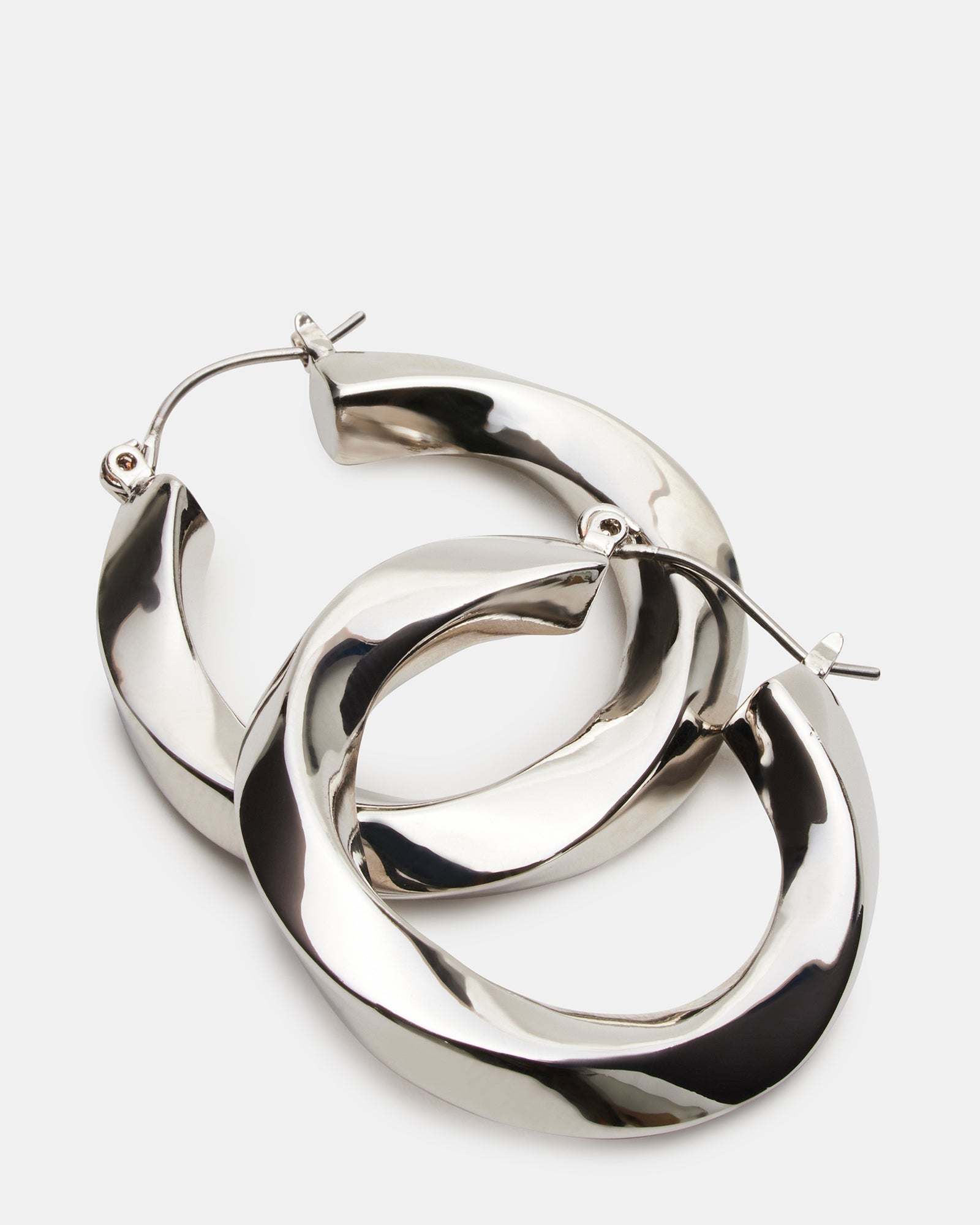 MEDIUM TWISTED HOOPS SILVER - Image 2